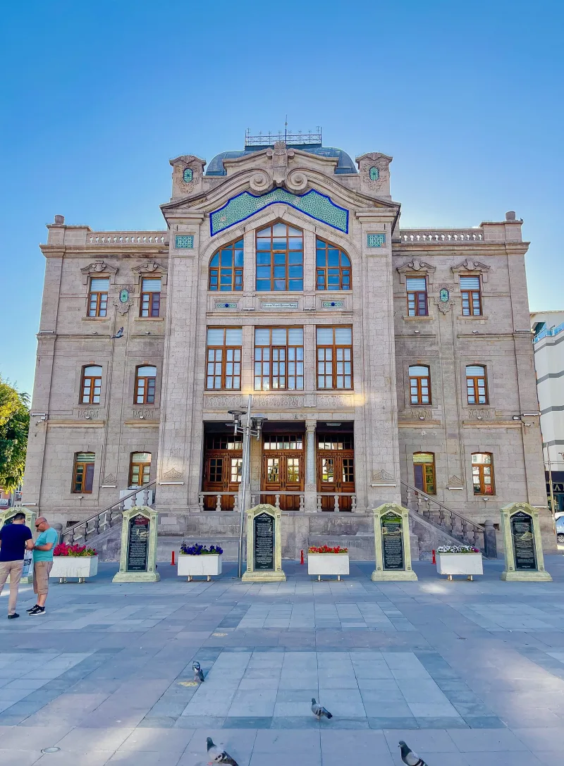 Červená mešita Aksaray (Eğri Minare): průvodce a historie
