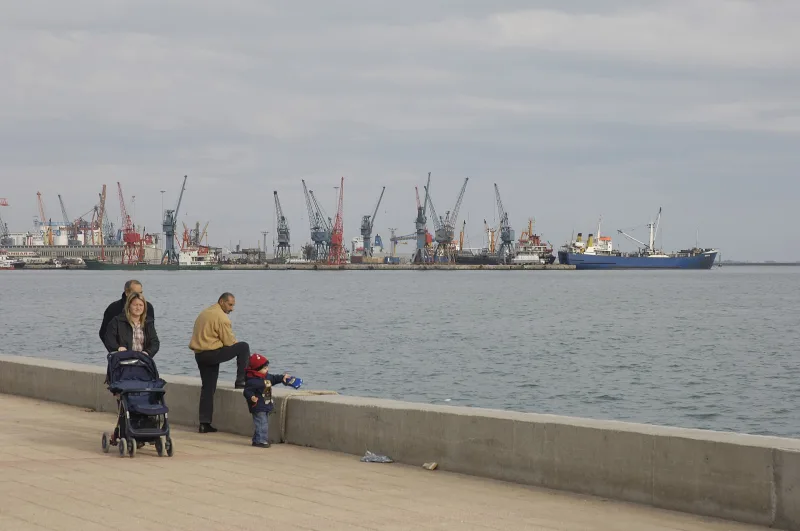 Atatürkův park (Mersin) – nábřeží s památníkem u moře