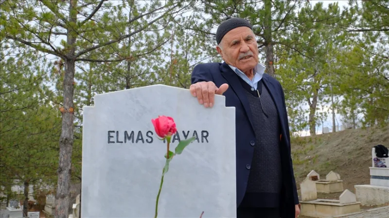 في تشوروم، يذهب إبراهيم كايار البالغ من العمر 84 عامًا إلى قبر زوجته التي فقدها قبل 10 سنوات في 14 فبراير من كل عام بالورود الحمراء