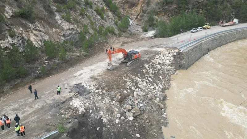 アダナの地滑りで通行止めの道路で作業が続く