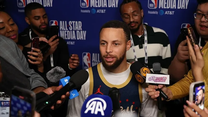 NBAオールスターゲーム前にスピーチするステファン・カリー