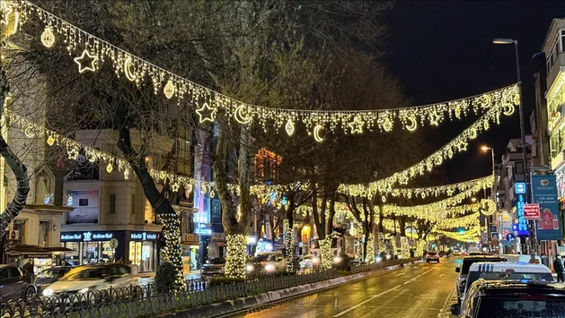 V meste Fatih bola ulica Fevzipaşa vyzdobená na ramadán