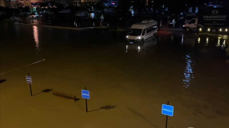 Ķepezas upīte pārplūdusi lietusgāžu dēļ Çanakkale, palielinājies Sarıçay straumes caurplūdums