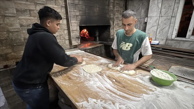 Pita bakeries in Adana start their Ramadan shift