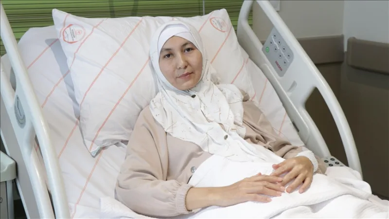 カザフスタン人女性の腹部から約45センチの腫瘍が摘出された。