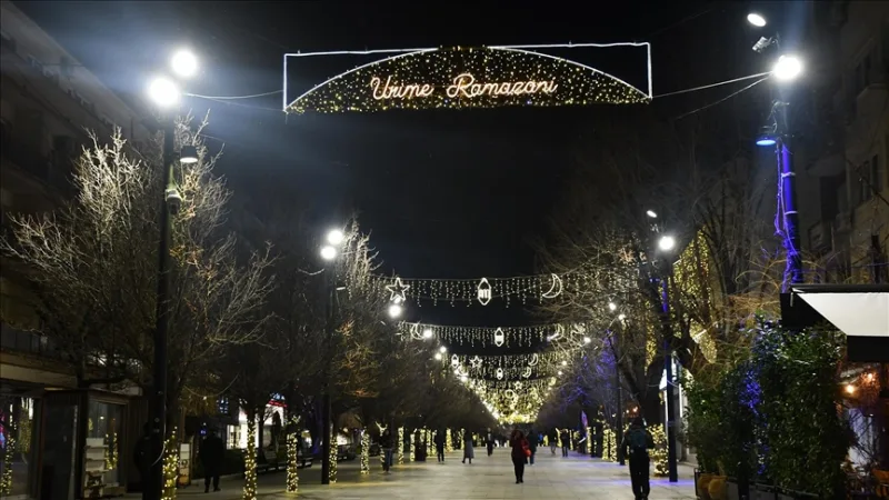 Koszovó fővárosa, Pristina feldíszítve a ramadánra