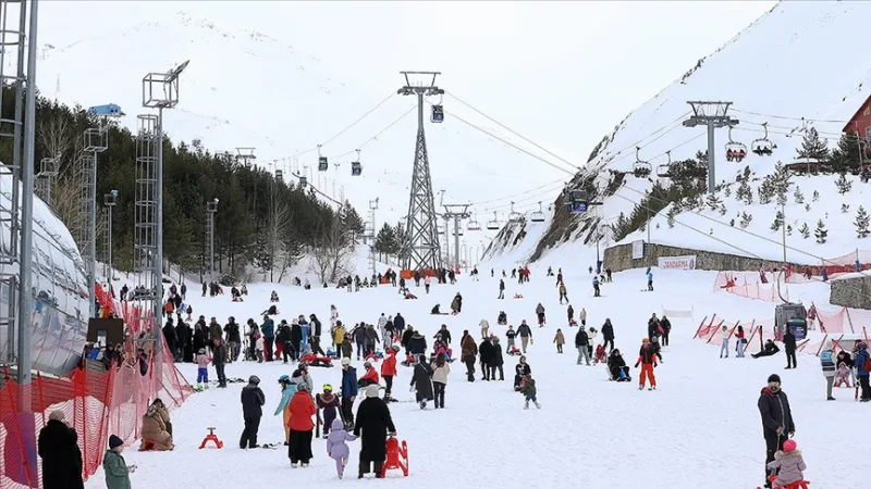 Palandöken, onde a espessura da neve atingiu os 279 centímetros durante o feriado, recebeu turistas na primavera