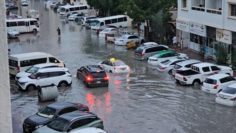 تسببت الأمطار الغزيرة والفيضانات في دول الخليج في وقوع خسائر في الأرواح