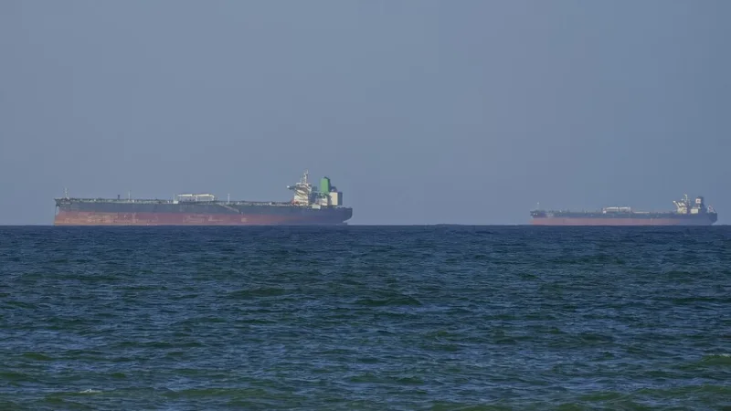 一艘悬挂巴基斯坦国旗、载有阿联酋原油的油轮通过了霍尔木兹海峡