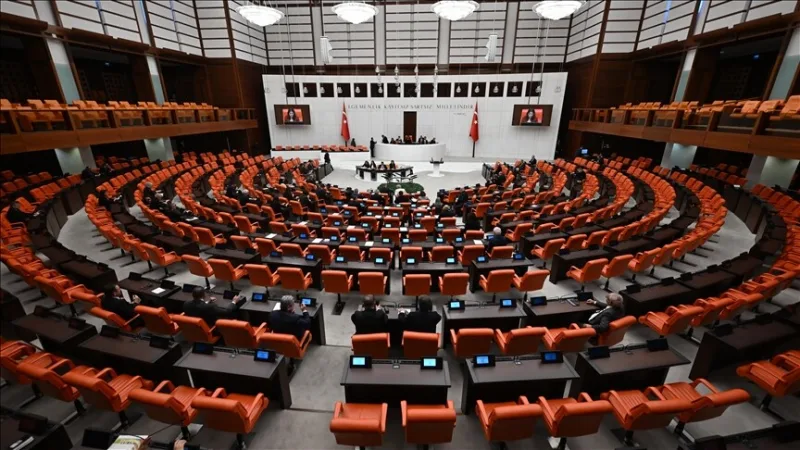 Įstatymo projektas, apimantis nuostatas dėl socialinės žiniasklaidos ir motinystės atostogų, svarstomas Turkijos Didžiųjų Asamblėjos plenariniame posėdyje