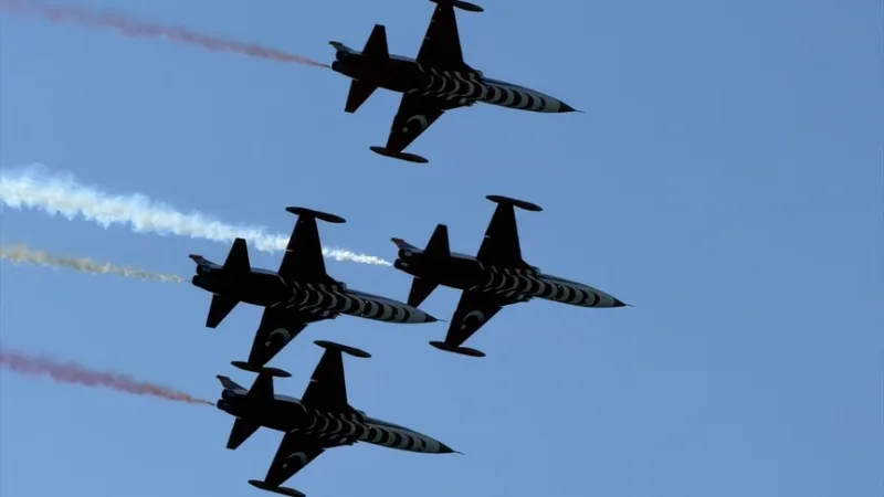 „Turkijos žvaigždės“ surengė parodomąjį skrydį Čanakkale